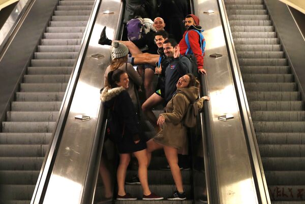 Voyage en métro sans pantalons (No Pants Subway Ride) - Sputnik Afrique