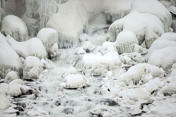 Le spectacle impressionnant des chutes gelées du Niagara - Sputnik Afrique