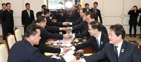South and North Korean delegations attend their meeting at the truce village of Panmunjom in the demilitarised zone separating the two Koreas, South Korea, January 9, 2018 - Sputnik Afrique
