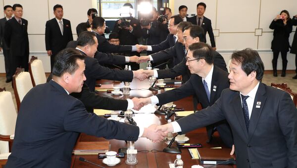 South and North Korean delegations attend their meeting at the truce village of Panmunjom in the demilitarised zone separating the two Koreas, South Korea, January 9, 2018 - Sputnik Afrique