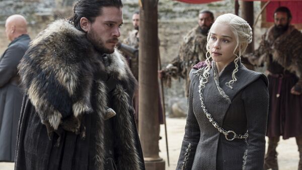 This image released by HBO shows Kit Harington, left, and Emilia Clarke on the season finale of Game of Thrones. The series set yet another audience record Sunday with its seventh-season finale. - Sputnik Afrique