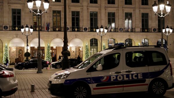 A picture shows a police car parked outside the Ritz luxury hotel in Paris on January 10, 2018, after an armed robbery. - Sputnik Afrique