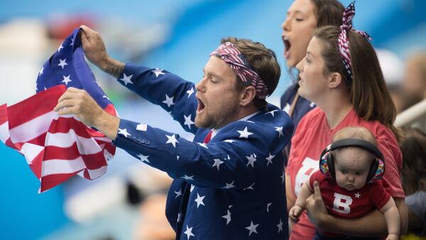 Болельщики сборной США поддерживают своих спортсменов на соревнованиях по плаванию на XV летних Паралимпийских играх 2016 в Рио-де-Жанейро. - Sputnik Afrique