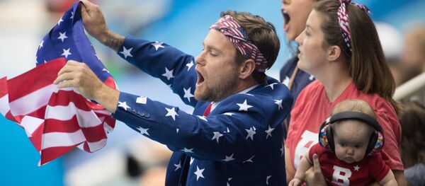 Болельщики сборной США поддерживают своих спортсменов на соревнованиях по плаванию на XV летних Паралимпийских играх 2016 в Рио-де-Жанейро. - Sputnik Afrique