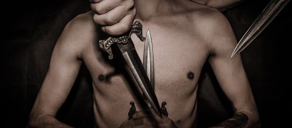 Un homme  armé d'un couteau - Sputnik Afrique