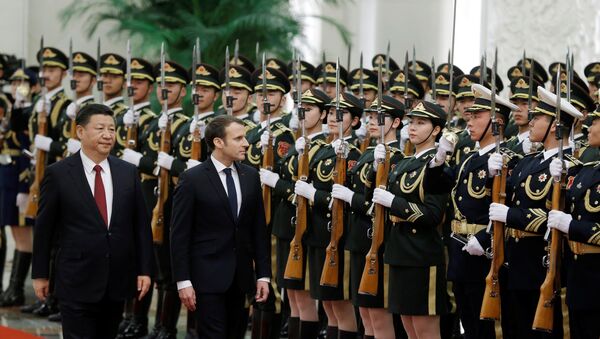 French President Emmanuel Macron and Chinese President Xi Jinping review the guard of honour during a welcoming ceremony at the Great Hall of the People in Beijing, China January 9, 2018. - Sputnik Afrique