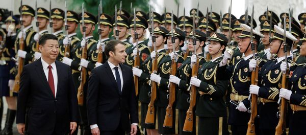 French President Emmanuel Macron and Chinese President Xi Jinping review the guard of honour during a welcoming ceremony at the Great Hall of the People in Beijing, China January 9, 2018. French President Emmanuel Macron and Chinese President Xi Jinping review the guard of honour during a welcoming ceremony at the Great Hall of the People in Beijing, China January 9, 2018. - Sputnik Afrique