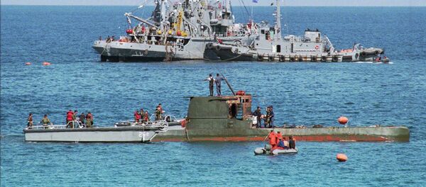A North Korean submarine is towed by boats of the South Korean navy to a military port on east coast near Kangnung (file) - Sputnik Afrique