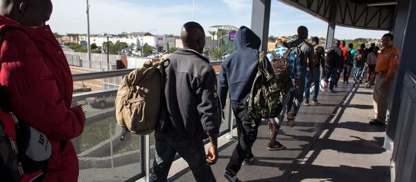 Haitian migrants seeking asylum in the United States, queue at El Chaparral border crossing in the hope of getting an appointment with US migration authorities, in the Mexican border city of Tijuana, in Baja California, on October 7, 2016 - Sputnik Afrique