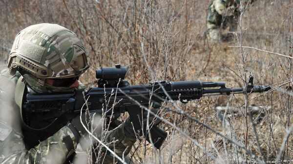 Un obusier russe M-46 assure l'appui feu de commandos - vidéo