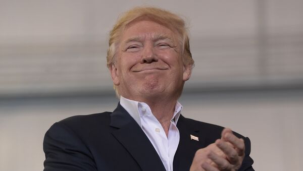 President Donald Trump smiles as he prepares to speak at his Make America Great Again Rally at Orlando-Melbourne International Airport in Melbourne, Fla., Saturday, Feb. 18, 2017. - Sputnik Afrique