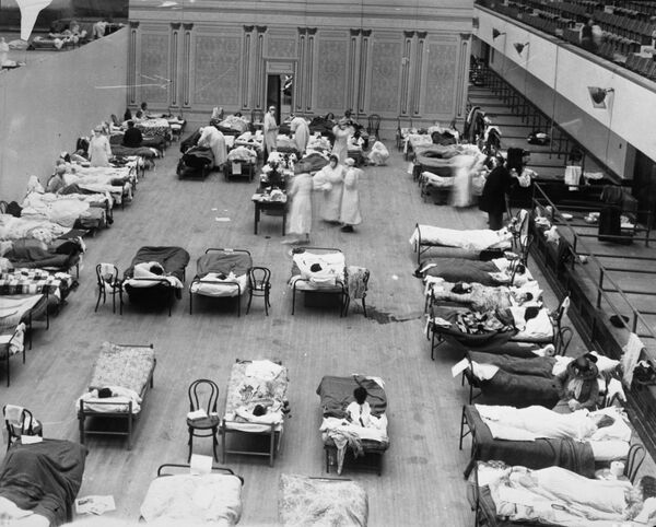 Des infirmières de la Croix-Rouge américaine soignent les patients atteints de la grippe à Oakland, 1918. Des infirmières de la Croix-Rouge américaine soignent les patients atteints de la grippe à Oakland, 1918. - Sputnik Afrique