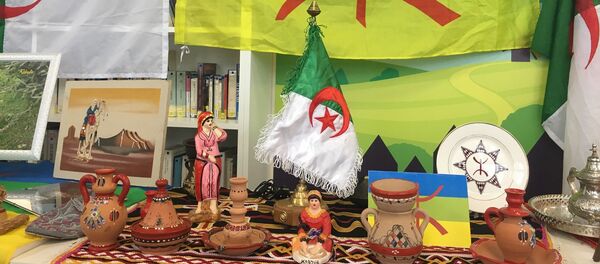 Les drapeaux algérien et berbère - Sputnik Afrique
