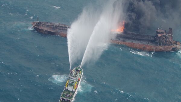 A rescue ship works to extinguish the fire on the stricken Iranian oil tanker Sanchi in the East China Sea, on January 10, 2018 in this photo provided by Japan’s 10th Regional Coast Guard - Sputnik Afrique