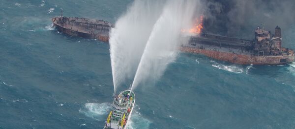 A rescue ship works to extinguish the fire on the stricken Iranian oil tanker Sanchi in the East China Sea, on January 10, 2018 in this photo provided by Japan’s 10th Regional Coast Guard - Sputnik Afrique