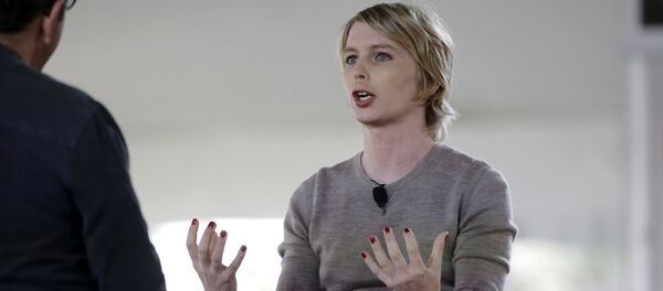Chelsea Manning, right, is interviewed by filmmaker Eugene Jarecki, left, Sunday, Sept. 17, 2017, during a forum, in Nantucket, Mass. Chelsea Manning, right, is interviewed by filmmaker Eugene Jarecki, left, Sunday, Sept. 17, 2017, during a forum, in Nantucket, Mass. - Sputnik Afrique