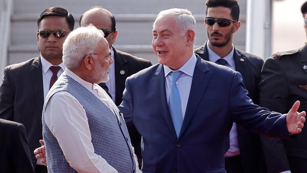 Israeli Prime Minister Benjamin Netanyahu is welcomed by his Indian counterpart Narendra Modi upon his arrival at Air Force Station Palam in New Delhi, India, January 14, 2018 - Sputnik Afrique