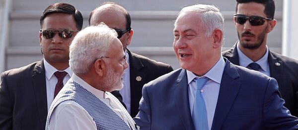 Israeli Prime Minister Benjamin Netanyahu is welcomed by his Indian counterpart Narendra Modi upon his arrival at Air Force Station Palam in New Delhi, India, January 14, 2018 - Sputnik Afrique