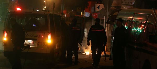 Les véhicules de police devant une barrière de pneus en flammes à Tunis - Sputnik Afrique