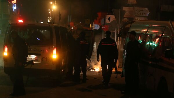 Les véhicules de police devant une barrière de pneus en flammes à Tunis - Sputnik Afrique