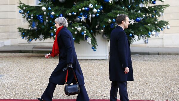 British Prime Minister Theresa May is welcomed by French President Emmanuel Macron before a lunch at the Elysee Palace in Paris, Tuesday, Dec. 12, 2017 - Sputnik Afrique