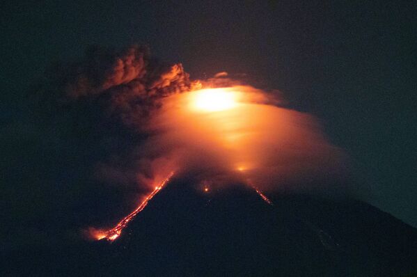 Éruption du volcan Mayon aux Philippines - Sputnik Afrique