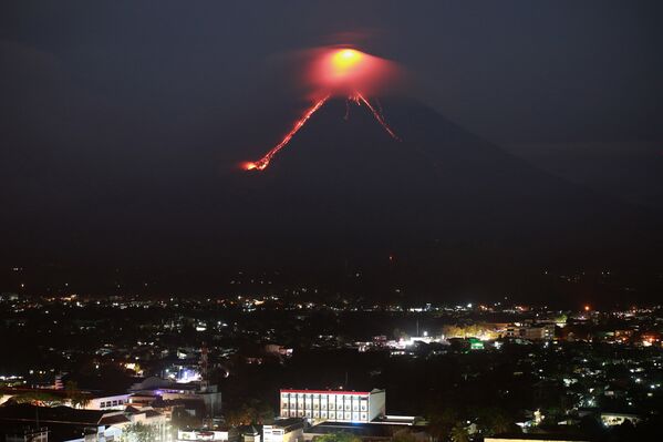 Éruption du volcan Mayon aux Philippines - Sputnik Afrique