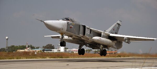 Un Su-24 décolle de la base russe de Hmeimim - Sputnik Afrique