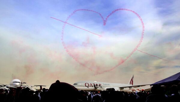 Une figure en forme de coeur lors d'un show aérien au Koweït - Sputnik Afrique