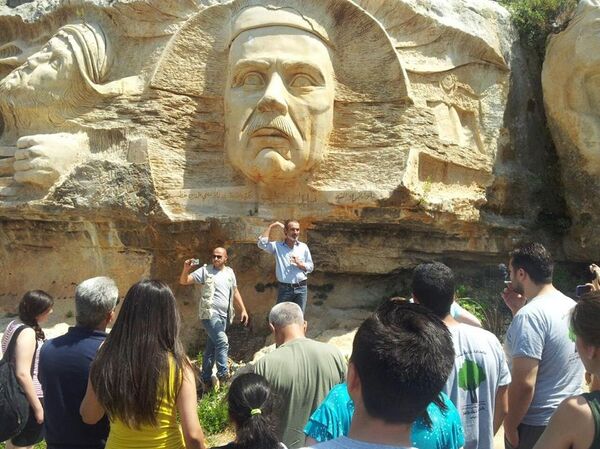 Les habitants locaux sont nombreux à venir voir l’ouvrage, ainsi qu’à le prendre en photo - Sputnik Afrique