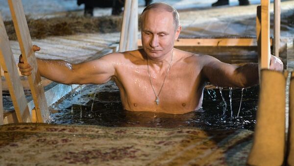 Qui est le plus fort? L’ambassadeur US plonge dans l’eau glacée pour se mesurer à Poutine - Sputnik Afrique