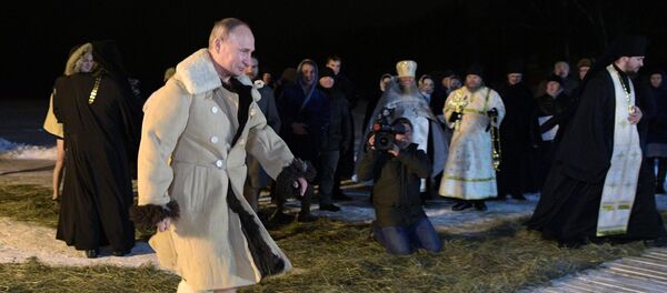 La baignade de Vladimir Poutine à l’occasion de la fête de la Théophanie - Sputnik Afrique