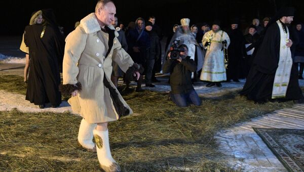 La baignade de Vladimir Poutine à l’occasion de la fête de la Théophanie - Sputnik Afrique