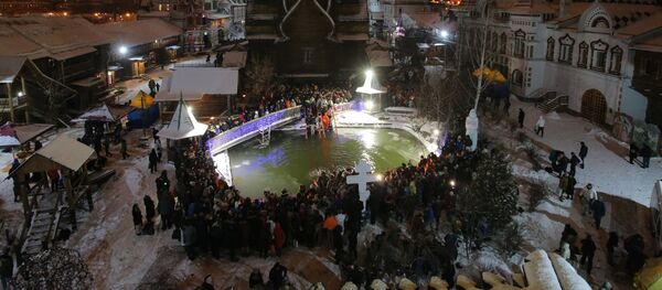 Des Français plongent dans l’eau glaciale à Moscou pour la Théophanie (photos, vidéos) Des Français plongent dans l’eau glaciale à Moscou pour la Théophanie (photos, vidéos) - Sputnik Afrique