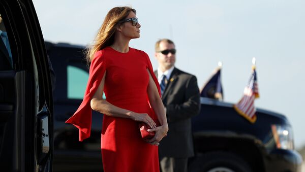Primeira dama Melania Trump chega ao aeroporto internacional de Palm Beach, na Flórida, para cumprimentar seu marido, o presidente dos EUA Donald Trump. - Sputnik Afrique