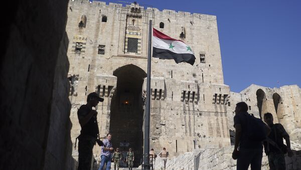 People walk into the Citadel, Aleppo's famed fortress where much of the fierce fighting took place in 2016, in Syria, Tuesday, Sept. 12, 2017 - Sputnik Afrique
