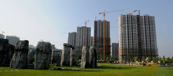This photo taken on May 7, 2012 shows a replica of the World Heritage Site of Stonehenge at a park beside a new housing project in Hefei, east China's Anhui province - Sputnik Afrique