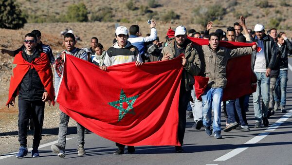 People shout slogans during a protest after two miners died while working in a clandestine coal mine, in Jerada, Morocco December 29, 2017. - Sputnik Afrique