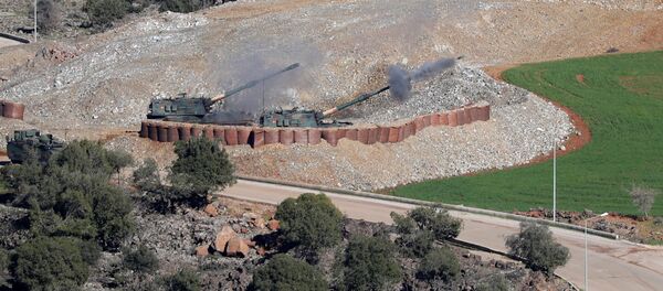 Des obusiers de l'armée turque tirent depuis un poste militaire à la frontière turco-syrienne dans la province de Hatay, en Turquie. Le 20 janvier 2018 - Sputnik Afrique