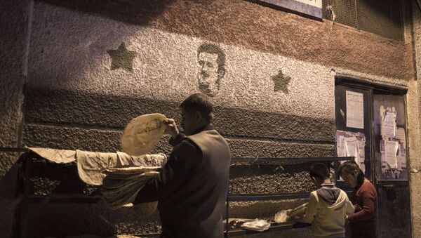 Люди возле пекарни в Дамаске - Sputnik Afrique