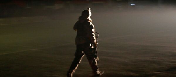 A member of the Afghan security forces arrives the site of an attack on the Intercontinental Hotel in Kabul, Afghanistan January 20, 2018. - Sputnik Afrique