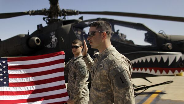 Des militaires américains et un AH-64 Apache, image d'illustration - Sputnik Afrique