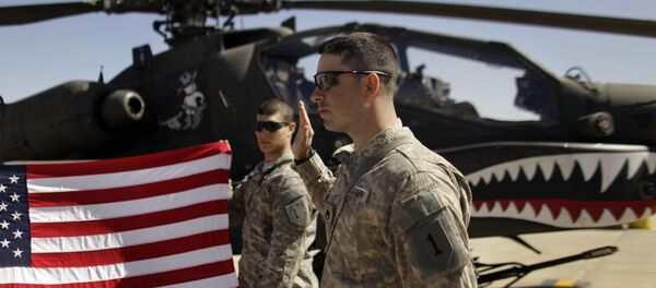 Des militaires américains et un AH-64 Apache, image d'illustration - Sputnik Afrique