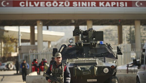 (File) Turkish forces' officers provide security at the Cilvegozu border gate with Syria, near Hatay, southeastern Turkey, Monday, Dec, 19, 2016 - Sputnik Afrique