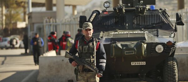 (File) Turkish forces' officers provide security at the Cilvegozu border gate with Syria, near Hatay, southeastern Turkey, Monday, Dec, 19, 2016 - Sputnik Afrique