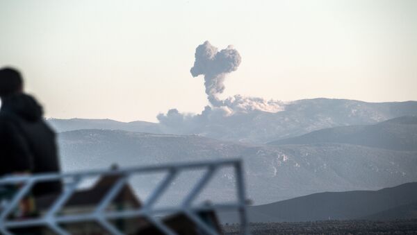 Smoke billows on the Syrian side of the border at Hassa near Hatay, southern Turkey on January 20, 2018 as Turkish jet fighters hit the People's Protection Units (YPG) positions - Sputnik Afrique
