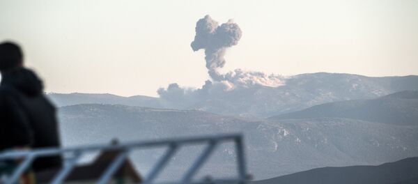 Smoke billows on the Syrian side of the border at Hassa near Hatay, southern Turkey on January 20, 2018 as Turkish jet fighters hit the People's Protection Units (YPG) positions - Sputnik Afrique