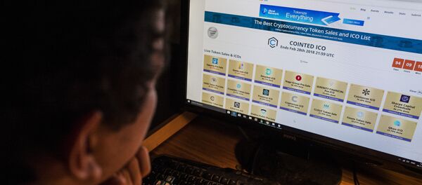 A computer screen displays a site featuring cryptocurrency token sales and ICO (Initial Coin Offering) lists in Berlin on November 26, 2017 - Sputnik Afrique