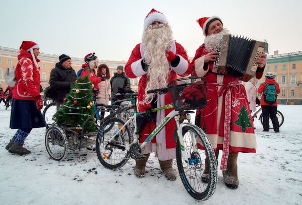Ho Ho Ho! Défilé cycliste des Grands-Pères Gel à Saint-Pétersbourg - Sputnik Afrique