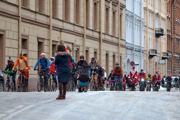 Ho Ho Ho! Défilé cycliste des Grands-Pères Gel à Saint-Pétersbourg - Sputnik Afrique